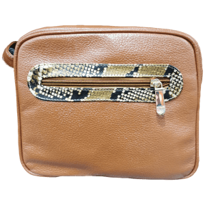Hermoso bolso camel en cuero 100% garantizado. Con su diseño siempre podrás lucir elegante y a la moda. Al ser un producto nacional, este bolso es el complemento perfecto para elevar todos tus atuendos.