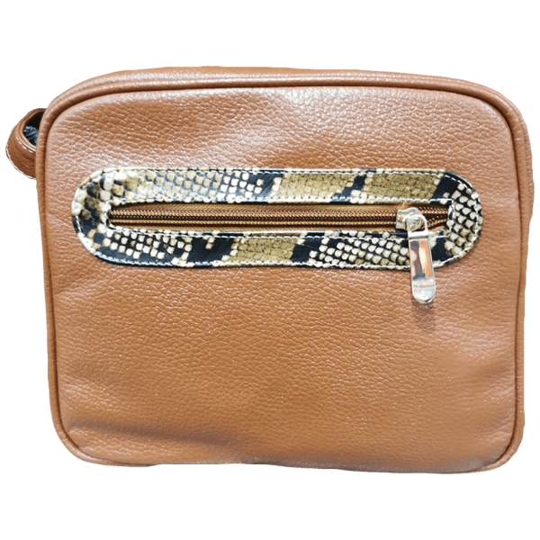 Hermoso bolso camel en cuero 100% garantizado. Con su diseño siempre podrás lucir elegante y a la moda. Al ser un producto nacional, este bolso es el complemento perfecto para elevar todos tus atuendos.
