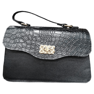 Hermoso bolso negro en cuero 100% garantizado. Con su diseño siempre podrás lucir elegante y a la moda. Al ser un producto nacional, este bolso es el complemento perfecto para elevar todos tus atuendos.