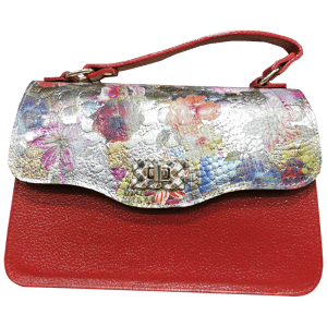 Hermoso bolso estampado en cuero 100% garantizado. Con su diseño siempre podrás lucir elegante y a la moda. Al ser un producto nacional, este bolso es el complemento perfecto para elevar todos tus atuendos.