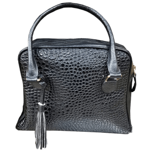 Hermoso Bolso Manos Libres Negro en cuero 100% garantizado. Con su diseño siempre podrás lucir elegante y a la moda. Al ser un producto nacional, este Morral es el complemento perfecto para elevar todos tus atuendos.